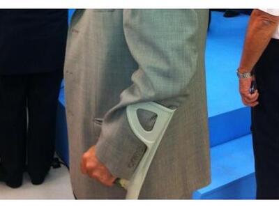 Ποιός πήγε με πατερίτσες να ψηφίσει τον ...