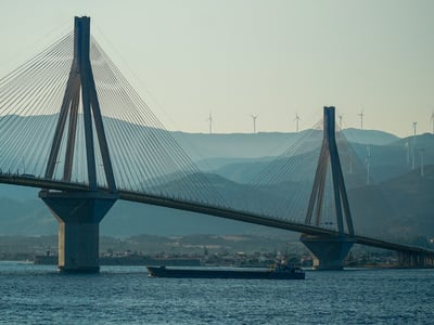 Αγρότες: Kινητοποίηση στα διόδια της γέφ...