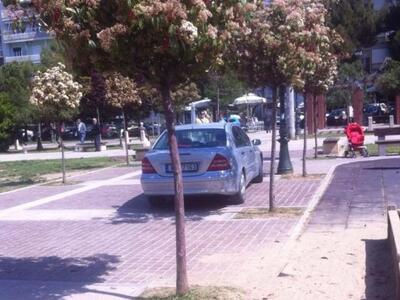 Μερσεντές πάρκαρε σήμερα το πρωί επάνω σ...