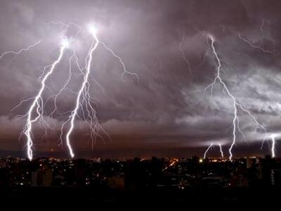 Πάτρα: Μπουρίνι με ισχυρούς ανέμους και κεραυνοί 