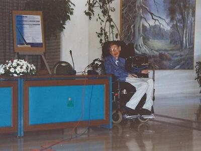 Επισυνάπτεται φωτογραφία του Στίβεν Χόκι...