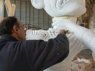 Ο Πέτρος Βρυώνης σμιλεύει άρματα που θα ...