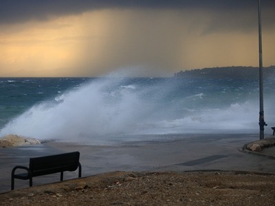 Ηλιοβασίλεμα στα άγρια κύματα 