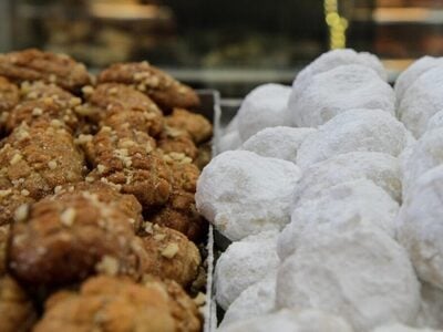 Πάτρα: Αυξημένη η κίνηση στα ζαχαροπλαστ...