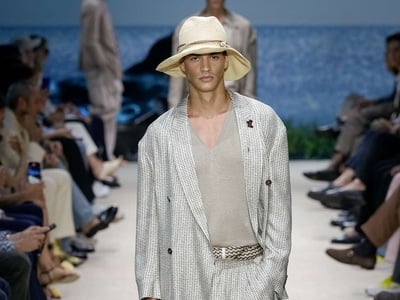 Ξανά στο Armani catwalk ο Ανδρέας Αθανασ...
