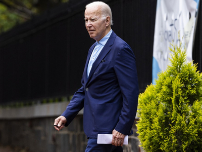 Ο Τζο Μπάιντεν παραμένει θετικός στον κο...