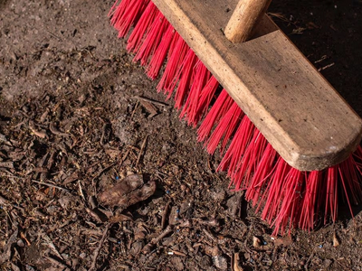 Γιατί «δεν κάνει» να σκουπίζεις τη Μεγάλη Εβδομάδα