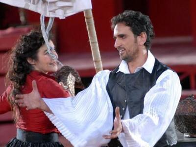 Ο Νίκος Ψαρράς με τη Λυδία Κονιόρδου στη...