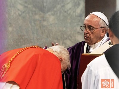 Ο Πάπας δίνει «συγχωροχάρτι» σε όσους νο...