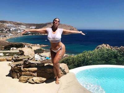 Η χυμώδης Άσλεϊ Γκράχαμ κάνει διακοπές σ...