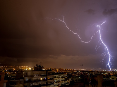 Κακοκαιρία «Atena»: Πάνω από 9.000 κεραυ...