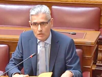 Ο Άγγελος Τσιγκρής συζητά με τον εμπορικ...