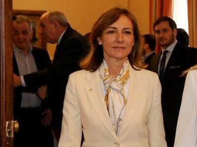 Η κομψή κυρία που υποδεχόταν τους πολιτι...