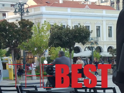 Με το κράνος στον αγκώνα, μη τυχόν πέσει...