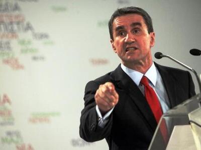 Λοβέρδος: Το κόμμα μου θα κινηθεί ανάμεσ...