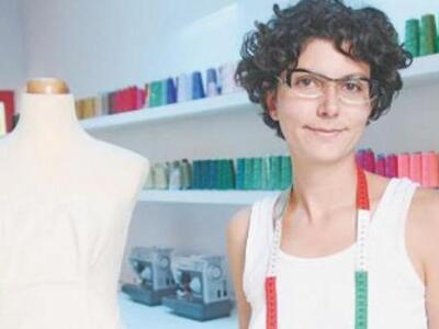 Η κόρη του Προβόπουλου πουλάει κορσέδες ...