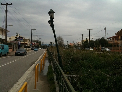 Μια κολώνα πέφτει – πέφτει