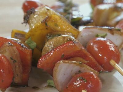 Σουβλάκι λαχανικών με μακαρονοσαλάτα  