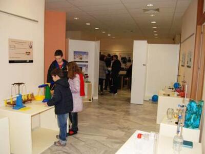 Μαθητές πειραματίζονται στα πειράματα πο...