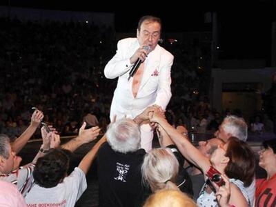 Πάτρα: Ο Τόλης Βοσκόπουλος live στο Κλει...