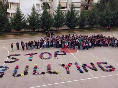 Αγρίνιο: Μαθητές έφτιαξαν με τις τσάντες...