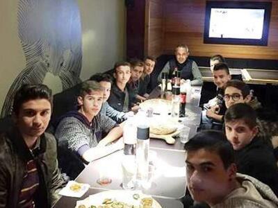 Οικογενειακό δείπνο για τους μικρούς του...