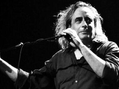 Live μουσική εμφάνιση του ροκ ερμηνευτή ...