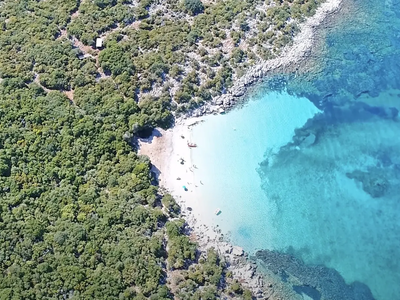 Το άγνωστο ελληνικό νησί με τη μία παραλ...