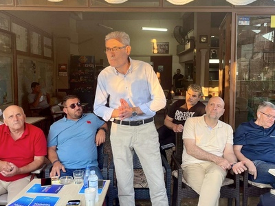 Ο Άγγελος Τσιγκρής, με κλιμάκιο της ΝΔ, ...