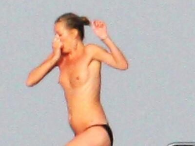 Κέιτ Μος: Τόπλες βουτιές Σαν Τροπέ  