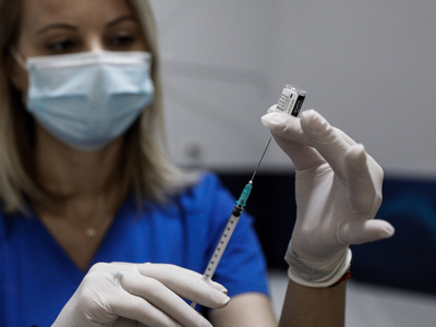 Κορωνοϊός: Πόσοι Έλληνες έχουν εμβολιαστ...