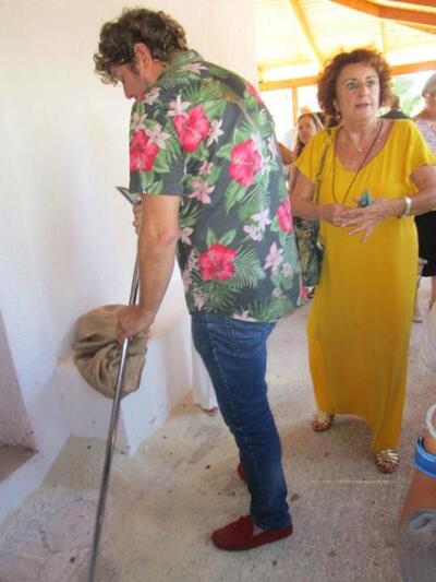 Ο Γκόγκος σκουπίζοντας από το ρύζι την εκκλησία