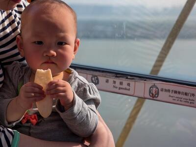 Σε λούνα - παρκ στην Suzhou. Ένας μικρό ...