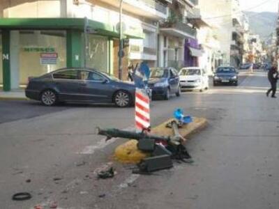 Σχολικό και Ι.Χ. «γκρέμισαν» φανάρι στην Καλαμάτα!