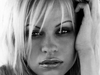 Η Πάμελα Άντερσον προτάσσει τα στήθη της...