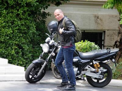 Σε λοταρία το δερμάτινο μπουφάν του Βαρουφάκη!