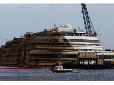 Ανελκύουν το κρουαζιερόπλοιο Costa Concordia