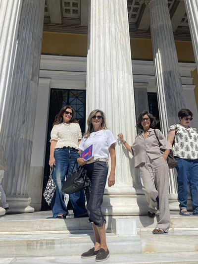 Στην εμβληματική είσοδο του Ζαππείου