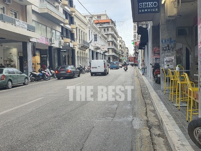 Το βαρύ όχημα προσέκρουσε δίπλα από μικρ...