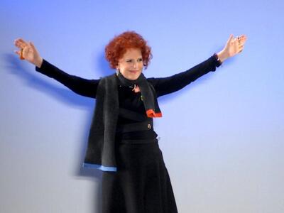 Η Λουκία σχεδιάζει για το θέατρο 