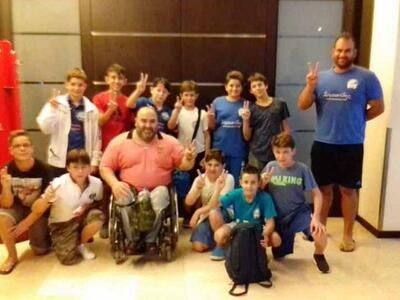 Οι Μίνι Παίδες της ΝΕΠ με τον Παύλο Μάμαλο