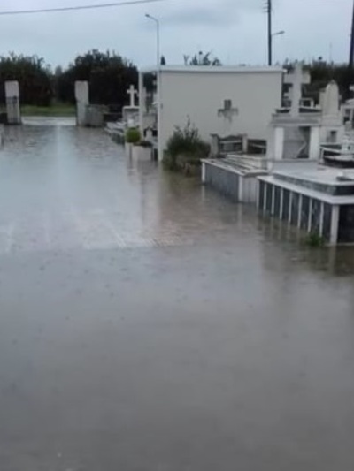 Πλημμύρισαν τα νεκροταφεία Αστακού και Νιοχωρίου