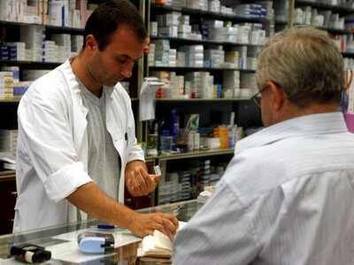 ΕΟΠΥΥ: Δεκτές στα φαρμακεία μόνο οι ηλεκ...