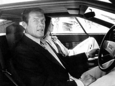 Ο Roger Moore έτρωγε ξύλο και από τις τρ...