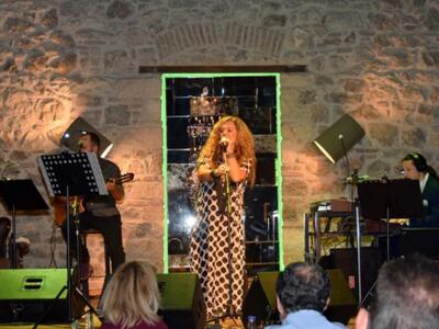 Άφησε το μικρόφωνο και “τρέλανε” τους Πα...