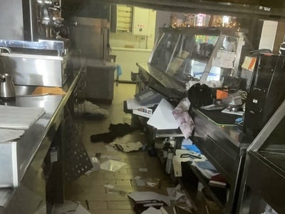 Βόλος: Έκαναν γυαλιά καρφιά κατάστημα στ...