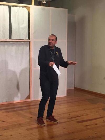 Στη φωτ. ο σκηνοθέτης της παράστασης Μίλ...