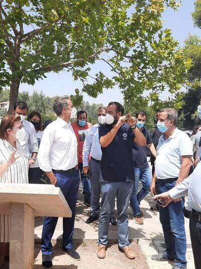 Ο Nεκτάριος Φαρμάκης σε καρότσα ημιφορτηγού για να φτάσει στο μέτωπο της φωτιάς- ΦΩΤΟ 1