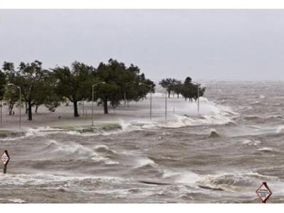 Ιαπωνία: Ισχυρότατος τυφώνας πλησιάζει τ...