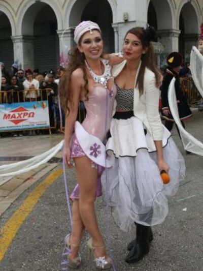 Στη φωτ. η Ιωάννα Κυπραίου με την βασίλι...